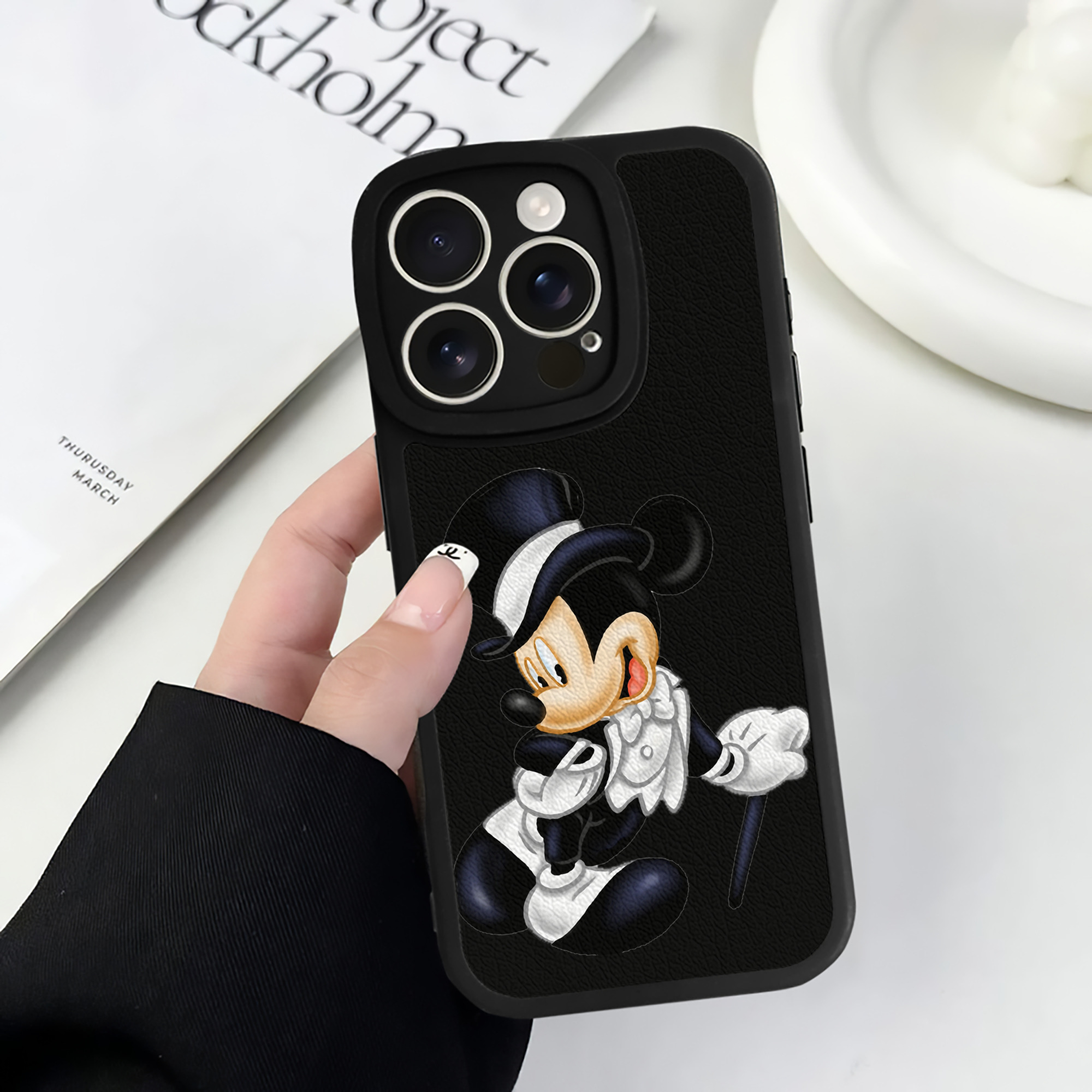 （画像用） ミッキーマウス Mickey Mouse 【iPhone 16シリーズ対応】シリコンスマホケース（レザー調） 材質：シリコン
